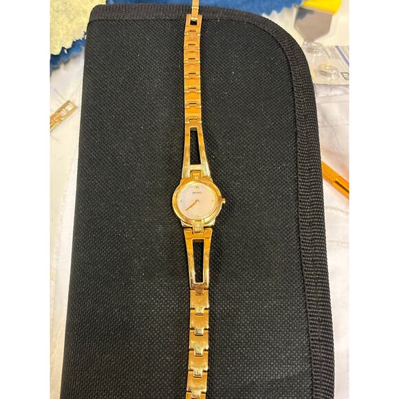 Seiko 1N00-0GN0 Mother Of Perl Dial Gold Tone Women’s Watch! New Battery!